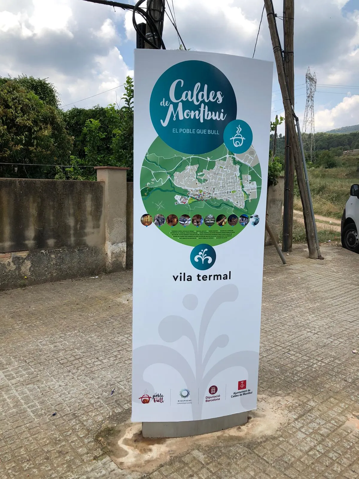 Comença la renovació dels plànols turístics de Caldes