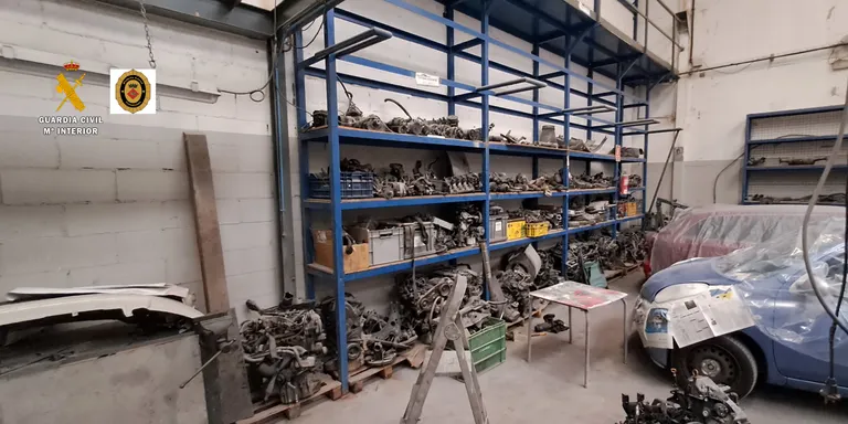 Col·laboració entre la Guàrdia Civil i la Policia Local de Constantí per a desmantellar un taller il·legal i realitzar inspeccions a locals comercials