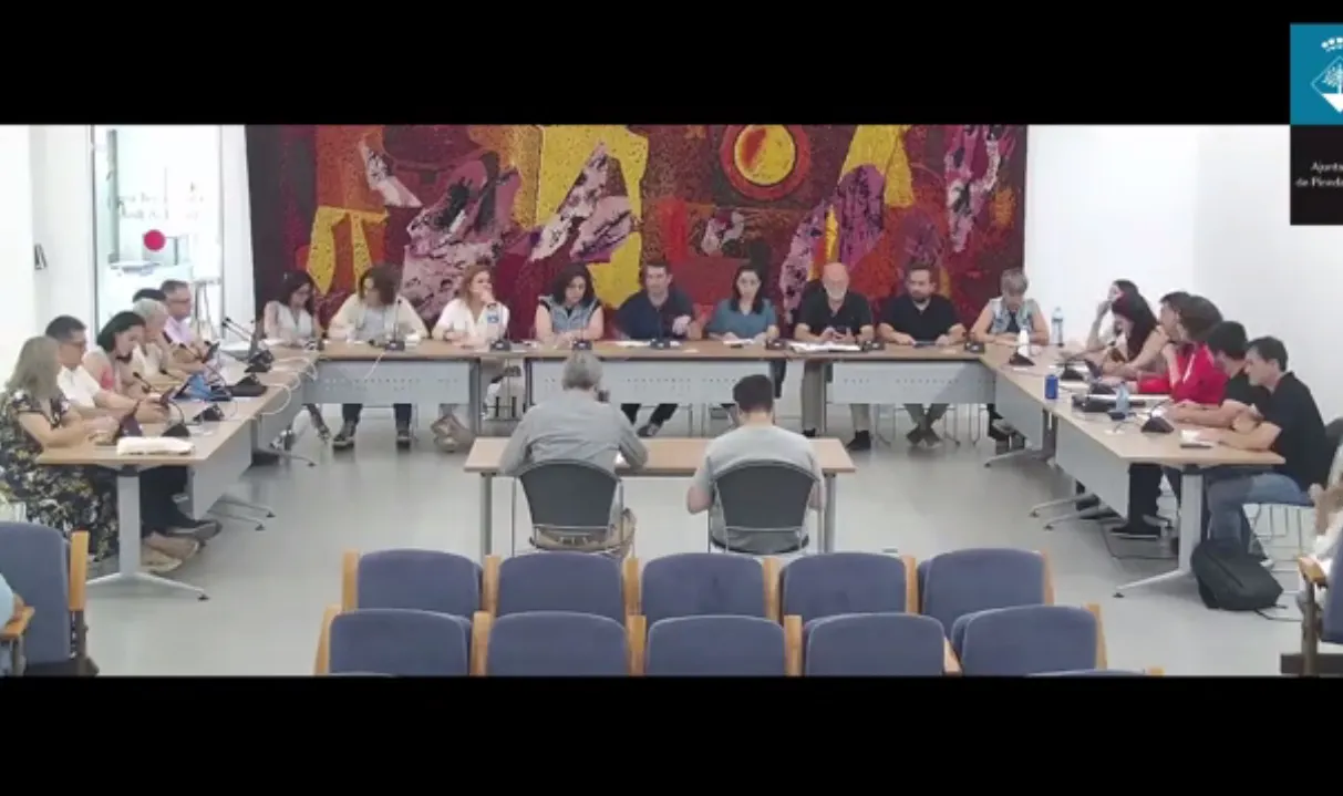 El ple aprova el nou contracte amb l'Escola d'Adults de Pineda i el projecte per les noves marquesines de bus