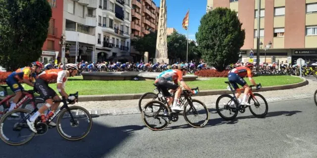 Centenars de persones es reuneixen per veure el pas de la Vuelta per Valls