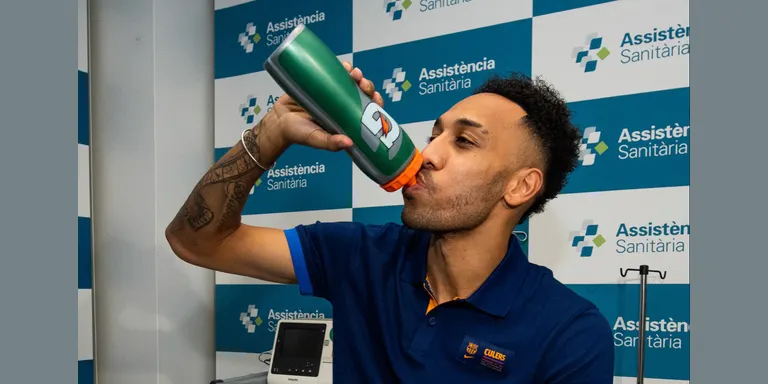 Aubameyang es vesteix oficialment del Barça