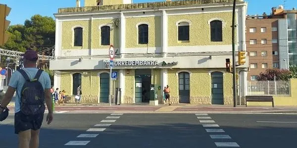 Desallotgen l’estació de trens de Torredembarra per revisar un comboi de mercaderies per una possible fuita, aquest dimarts al vespre