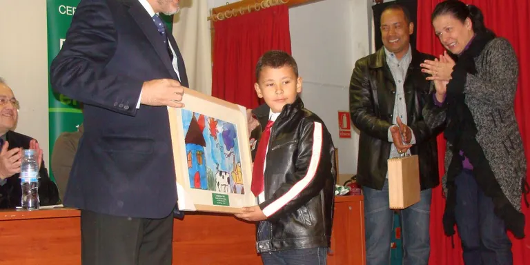 Alexandre-David García Rodríguez rep el tercer premi del concurs Fertiberia