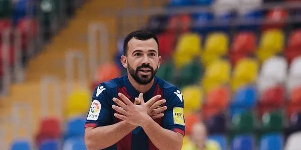 El Levante assalta la primera plaça de la Lliga Nacional de Futbol Platja amb la versió més golejadora d’Adrián Frutos