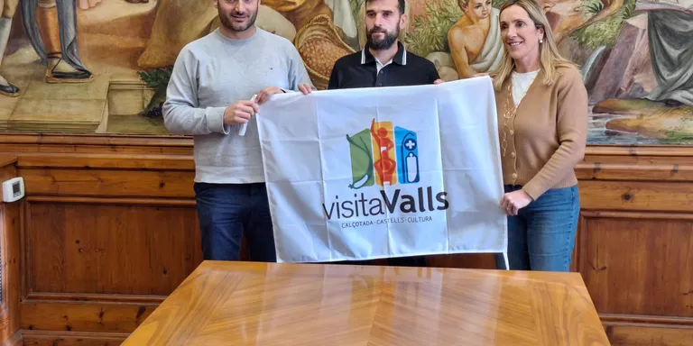 El pilot Albert Martín rep la bandera de Visita Valls abans de marxar cap al Dakar