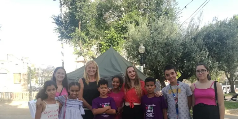 Rubí dona la benvinguda als infants sahrauís amb una festa a la plaça Pearson