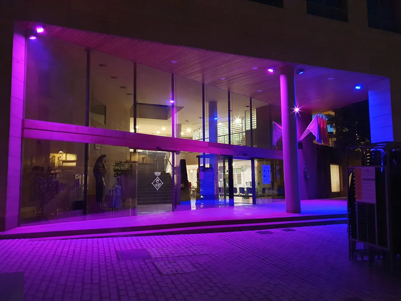 L'Ajuntament de Caldes il·lumina la façana de blau i rosa en suport a les famílies que han patit casos de mort perinatal