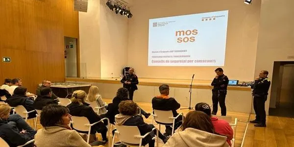 Mossos d’Esquadra i Policia Local donen consells de seguretat als comerciants de Torredembarra