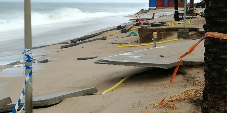 El temporal de mar causa més destrosses a la platja i al passeig de Pineda
