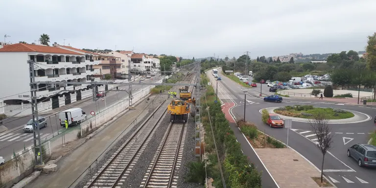 Els treballs d'Adif arriben a les vies de Torredembarra