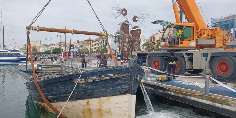 La barca Teresa de Cambrils ja està situada al varador per realitzar els treballs de manteniment