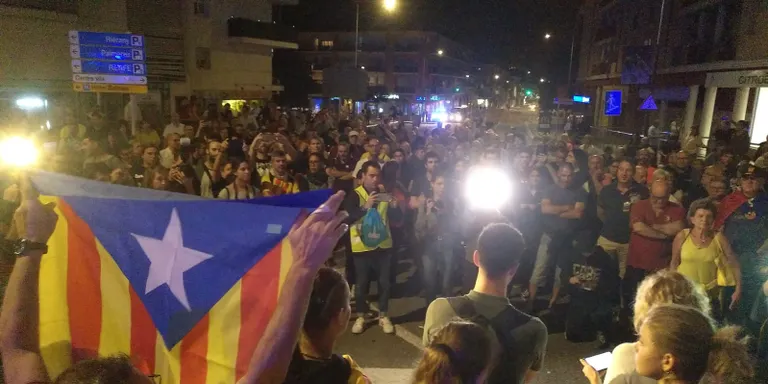 Partidaris i detractors de la Guàrdia Civil es van manifestar ahir a Calella