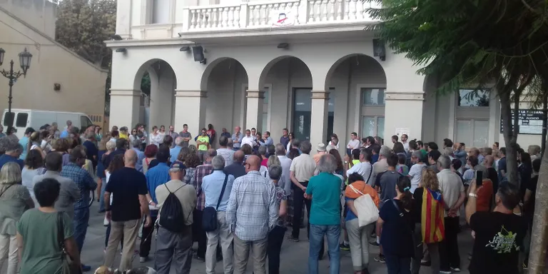Unes 250 persones s’han concentrat aquest dimarts al migdia per mostrar el seu rebuig a l’empresonament de Jordi Cuixart i Jordi Sànchez
