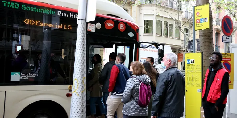 Els treballadors dels busos de TMB convoquen 24 hores de vaga per al 22 de setembre i aturades de dues hores fins al 30