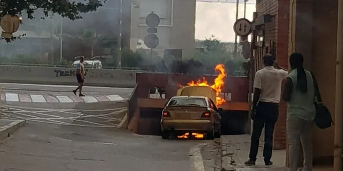Ensurt amb un incendi en un cotxe al rial Pau Costa