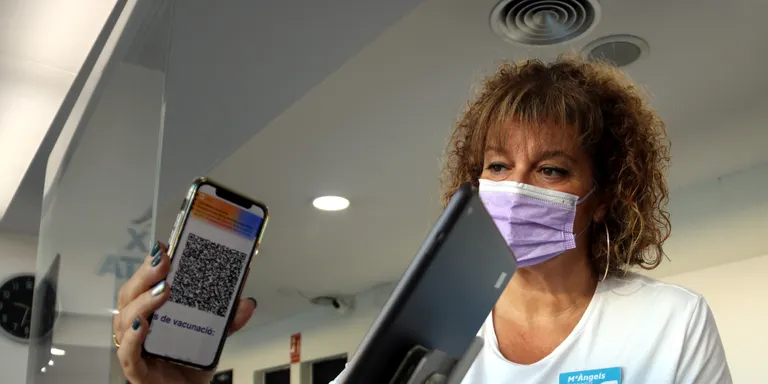 El passaport covid per accedir a la restauració, els gimnasos i les residències entrarà en vigor aquest divendres