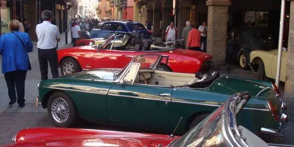 Una setantena de cotxes clàssics fan parada a la Seu