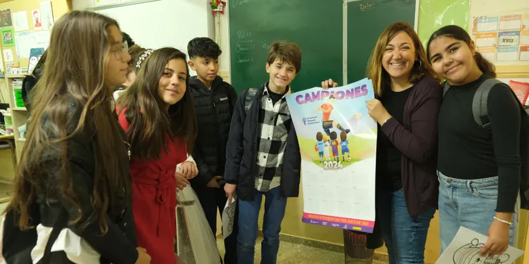 El calendari escolar de l’Ajuntament de Cambrils enguany ret un homenatge a les futbolistes