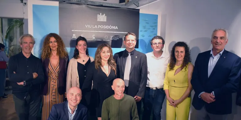 L’exposició col·lectiva L’art de la posidònia s’inaugura a Cambrils amb un èxit de públic