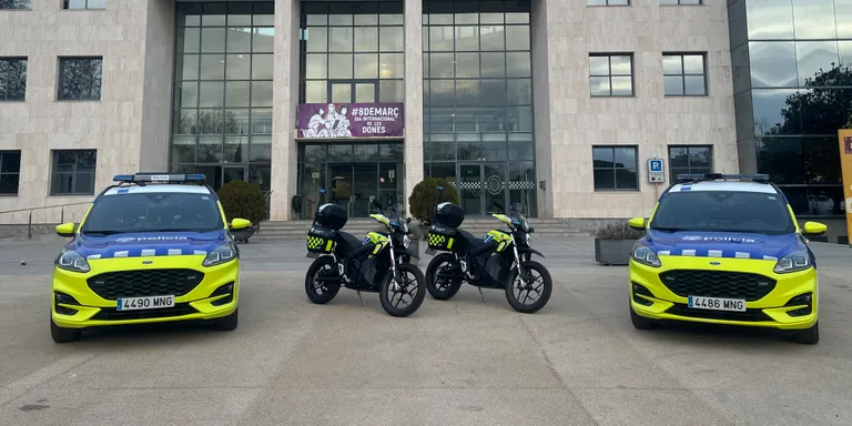 La policia de Cambrils renova part de la flota amb dos vehicles híbrids i dues motos elèctriques noves