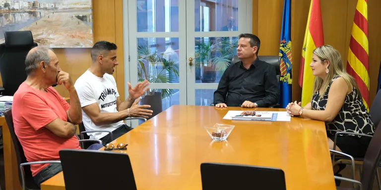 L’alcalde de Cambrils reconeix el pilot Ivan Cervantes per batre un Record Guinness