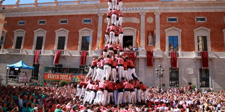 La Colla Vella carrega el 4de10 amb folre i manilles al primer diumenge de Festes