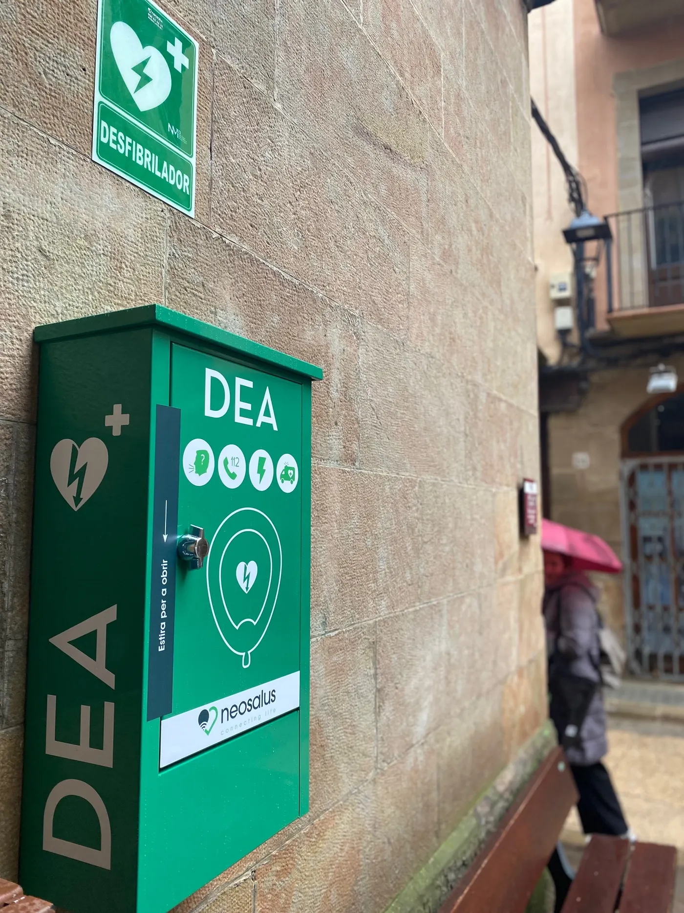 Solsona instal·la el primer desfibril·lador extern automàtic a l'exterior, accessible les 24 hores