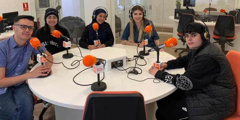 No us perdeu la llegenda de Sant Jordi explicada pels alumnes de l'Institut Joan Coromines