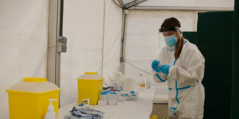 L'Rt puja a 1, amb 45 ingressats menys (1.077) però 9 crítics més a l'UCI (163)