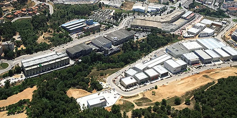 L’Ajuntament signa un conveni amb immobiliàries per gestionar l'oferta de sòl industrial