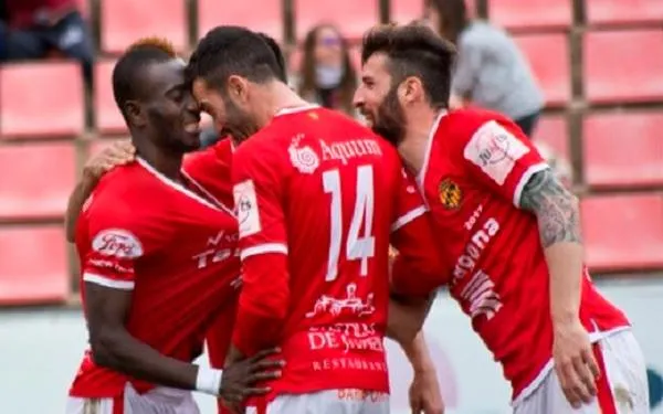 El Nàstic s’imposa per 3 a 1 al València Mestalla, i continua líder