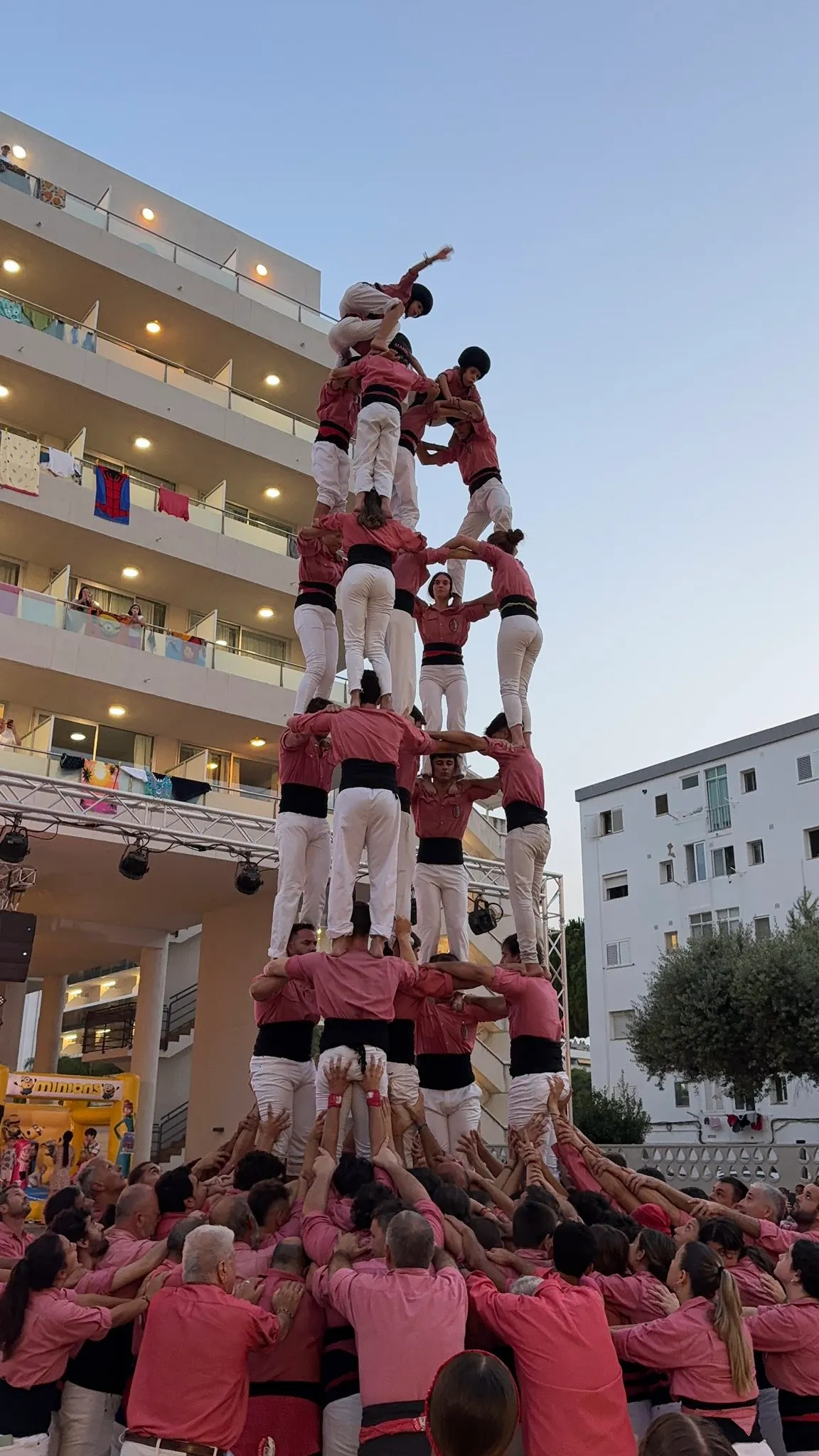 La Colla Vella porta castells de 7 a l'Hotel Calypso