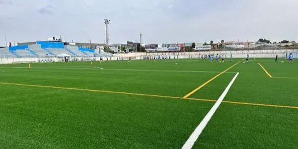 El camp de futbol de Torredembarra estrena gespa