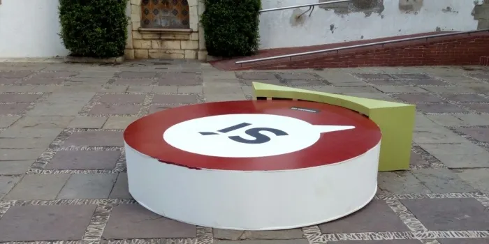 El “Sí” gegant col·locat ahir a la plaça de l’Ajuntament per l’Assemblea Nacional Catalana ha sofert actes vandàlics
