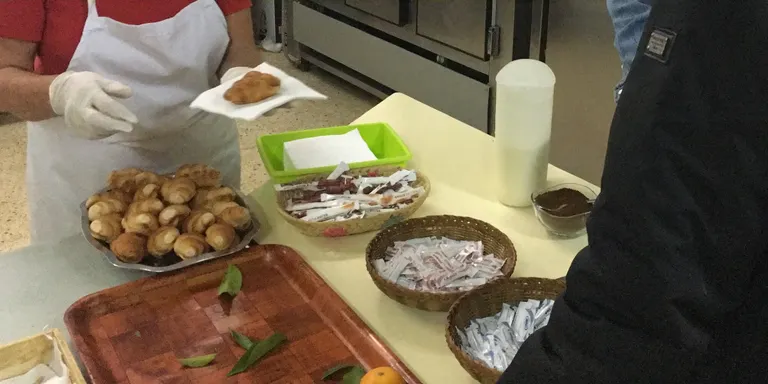 El menjador de Càritas Poblenou tornarà a donar sopars gràcies al nou voluntariat