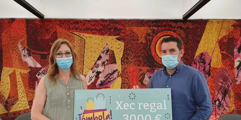 L'Ajuntament de Pineda fa entrega del segon premi de 3000 de la Tómbola de Pineda
