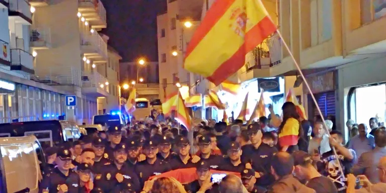 Concentració per donar suport a la Policia Nacional allotjada a dos hotels de Pineda