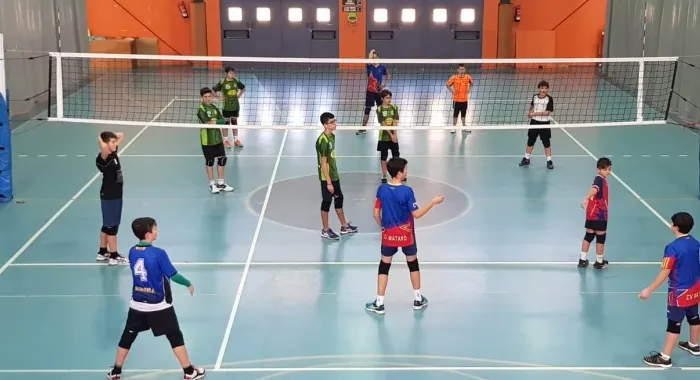 L'Infantil MasculÃ­ del club en algun dels seus partits al llarg de la temporada ( Foto: Club VÃ²le