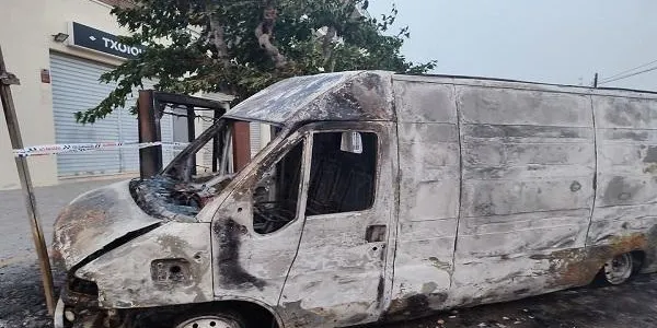 Una furgoneta crema de matinada a Roda de Berà