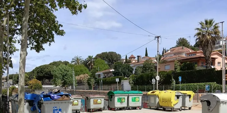 Sancionen a una empresa que ha llençat residus industrials als contenidors de la part alta d'Arenys