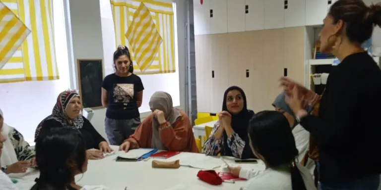 Dones nouvingudes s’apleguen als “Espais de Coneixença”
