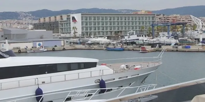 Varador 2000 continua treballant per adaptar la dàrsena del port de Mataró a l'arribada de superiots
