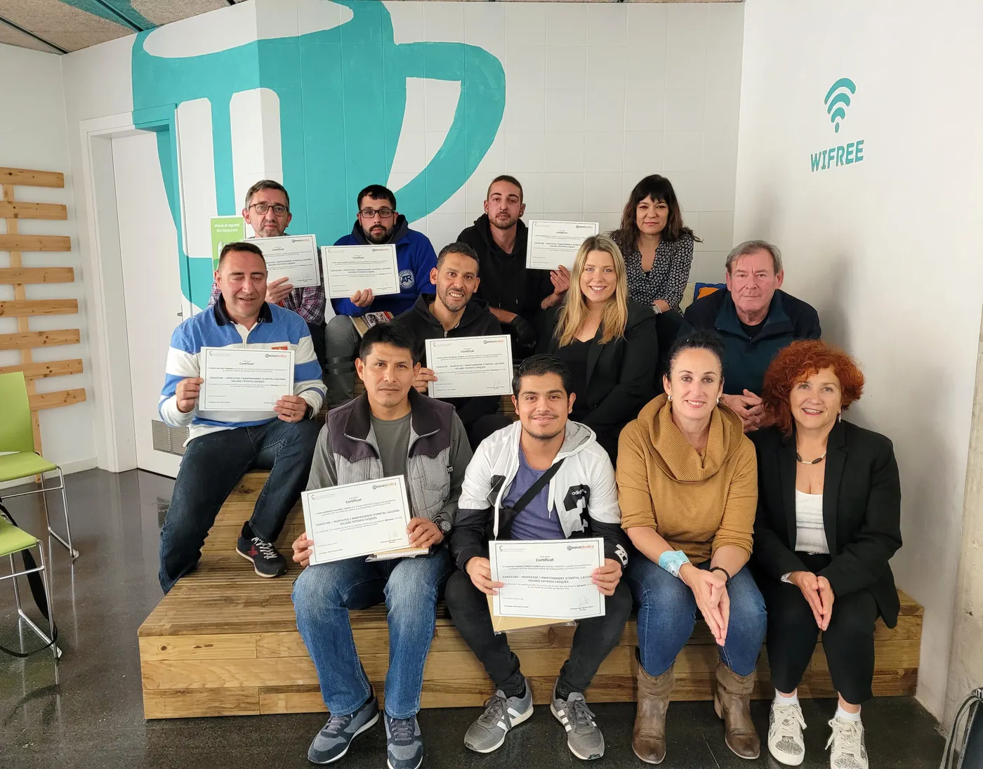 Els 15 alumnes que han fet el curs d’instal·lacions solars fotovoltaiques ja tenen el seu diploma