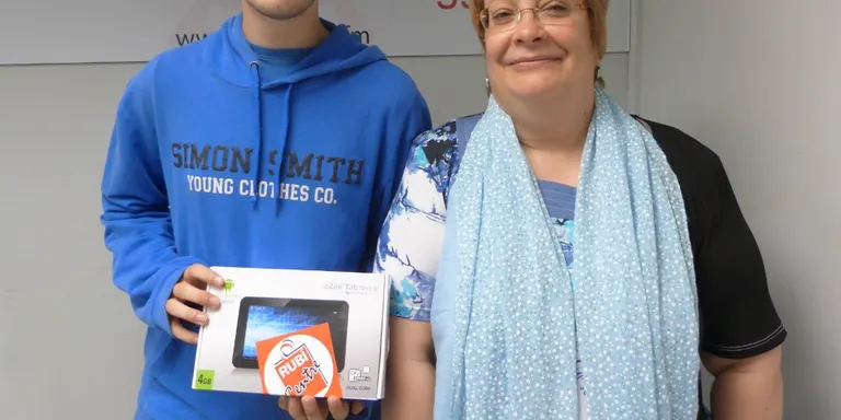 Ràdio Rubí lliura la tauleta al guanyador del concurs de microrelats de Sant Jordi