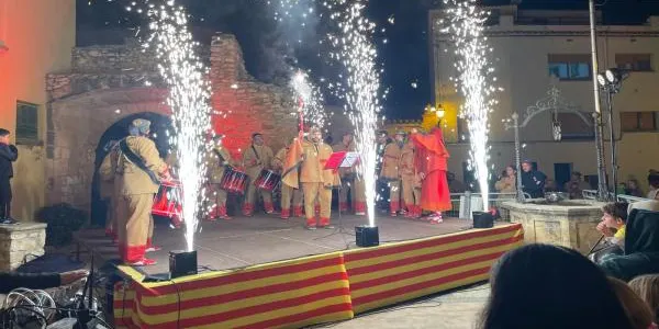 Els Diables d'Altafulla tanquen la Festa Major de Sant Martí encenent forques i versos