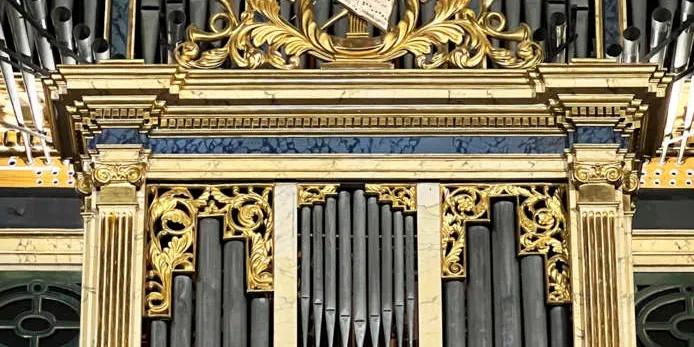 La Comissió Orgue de Solsona completa la restauració de l'instrument posant la nova porta d'accés amb els noms dels col·laboradors