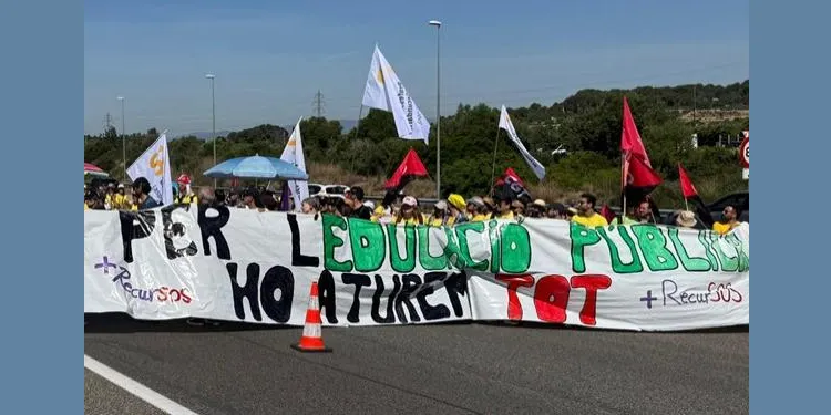 Més de mig miler de docents tallen l’autopista en els dos sentits a l’altura d’Altafulla i Torredembarra per reclamar millores a les aules