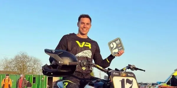 El pilot Gerard Bailo debuta Campionat Nacional d’Anglaterra de Flat Track amb la segona posició a la categoria ‘Hoolligan’