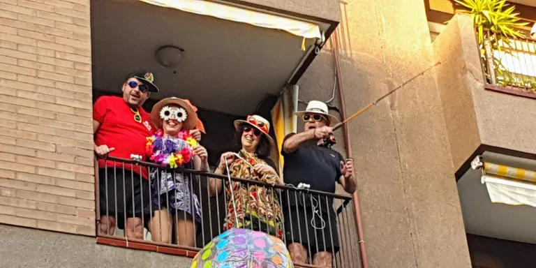 Comiat de festes als balcons a Pineda amb l'inici del desconfinament
