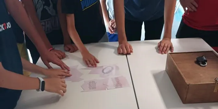 Una trentena de joves participen a l’Escape room Gabriel Ferrater organitzat per la Biblioteca de Cambrils